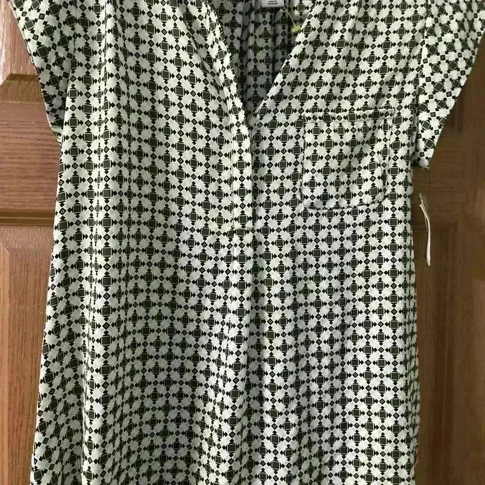 Liz Claiborne Women’s top with tags